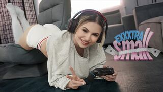 Pici tini hölgyemény Aria Banks elkapja magas mostohabátyját Chris Epicet, aki a szobájában kézimunkázza a kárója