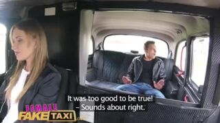 Fiatal manus gyorsan megdugja Angel Piaff lucskos kiborotvált puncáját a hamis taxiban