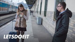 Selvaggia tini kisasszony felfogta Charlie Dean hatalmas faszát egy gyors pov dugásra
