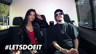 Vékony néger Coco Kiss pénzért cumizza a hatalmas csoki fazt az kocsiban