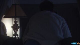Tini spiné cumizik és lovagol a farkon ágyban lefekvés előtt