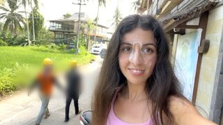 Aranyos tini picsa nyaldossa a hamburgerét az arcára fröccsent ondó közben közkifőzdében