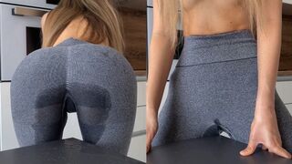 Tini nőci vadul dörzsöli magát az asztalhoz, amíg a leggingse telis-tele spriccel