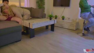 Mostohaanya cidázza a nevelő fia farkát és análba döngetik a férje háta mögött
