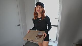 Izgató diáklány futár megette a pizzámat és megbasztam a szűk punciját