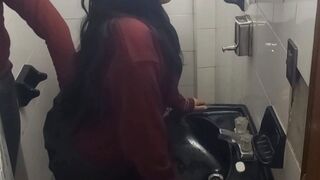 Tini kolumbiai diákok vad kefélése a fürdőben iskola előtt