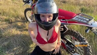 Dögös motoros nőci leszopja a motorost az enduro mezőn