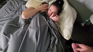 Dupla pici cicis csoki hajú lányra pisil az ágyban majd pisi áztatta bugyijukban csókolóznak