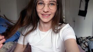 Ártatlan tini durván keféli nagyajkú punciját cowboy szerkóban!