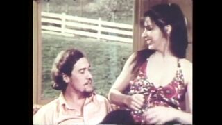 John Holmes nyalja a picsa szaftos punáját a retro pornóban