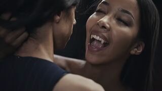 Ebony Vampire Mistress Lia Lin elcsábít egy brazil hatalmas cickós tini muffot a Vampired kemény domina játékában