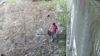 Krissy Kage barna hajjal alaposan rakva az elhagyott épületben